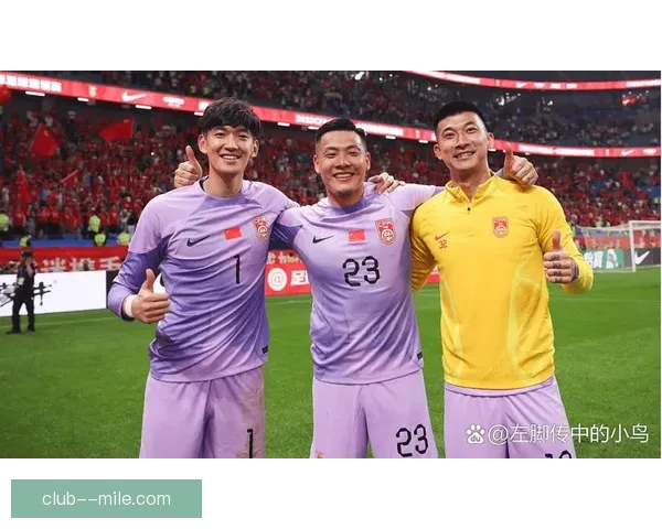 中国男足主教练携队备战2026年3月对阵新加坡关键赛事